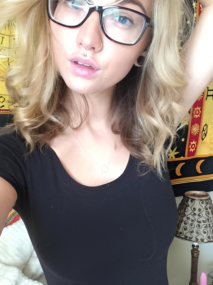 Ася привлекальеная девушка из Сенгилей цена от 1500 руб